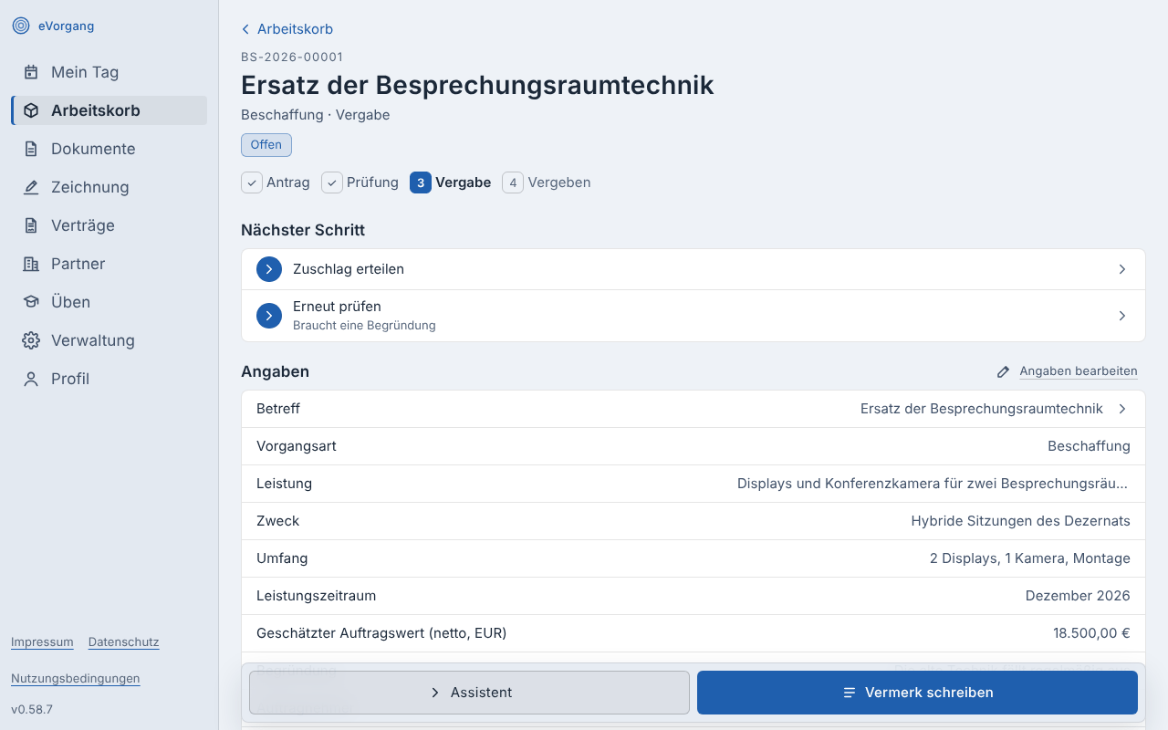 Die Akte BS-2026-00001, Ersatz der Besprechungsraumtechnik, Beschaffung in der Phase Vergabe, Zustand Offen. Darunter die Phasenleiste, der nächste Schritt mit Zuschlag erteilen und Erneut prüfen und die Angaben wie Leistung, Zweck und geschätzter Auftragswert 18.500 Euro. Unten die Knöpfe Assistent und Vermerk schreiben.