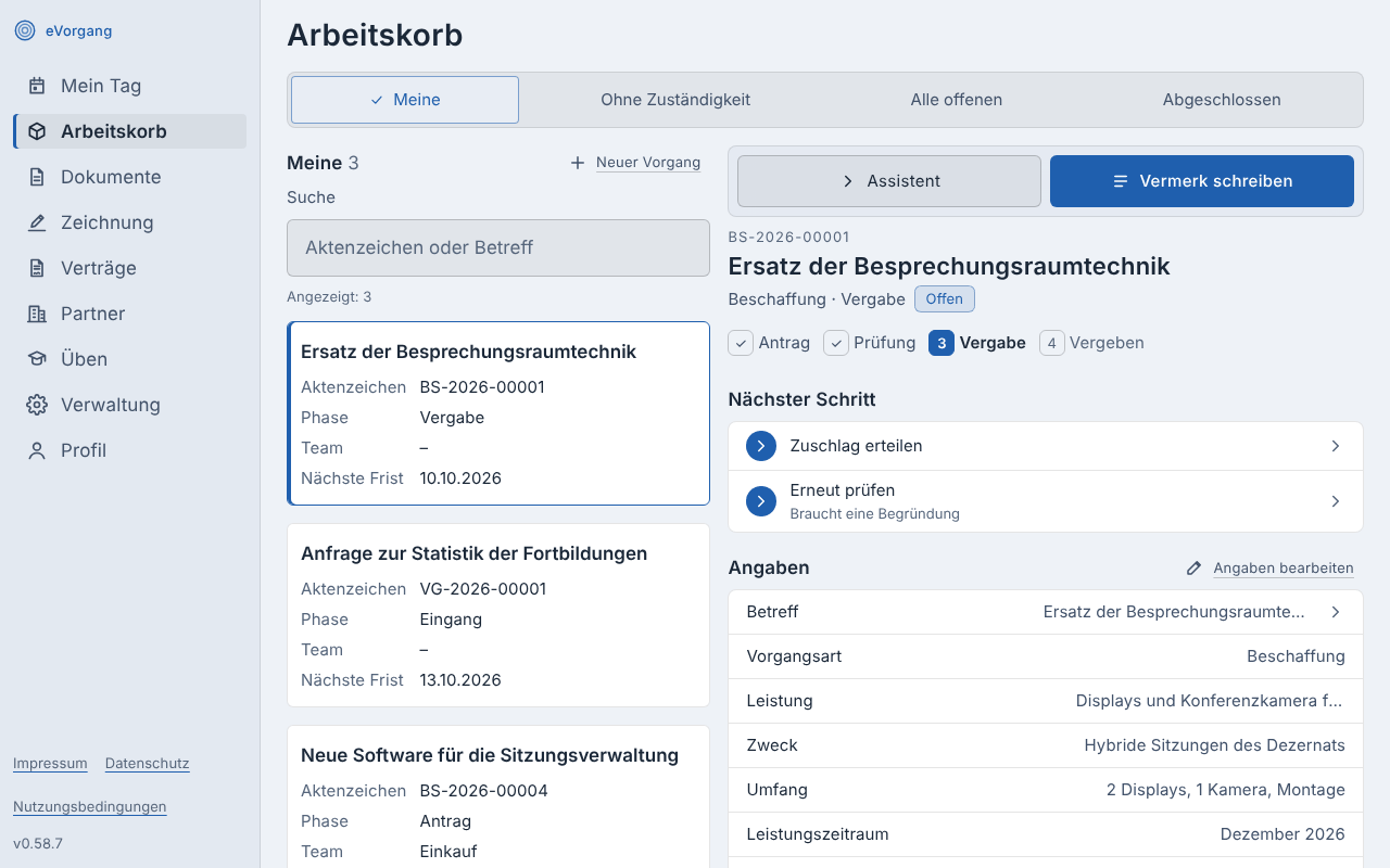 Der Arbeitskorb in der Ansicht Meine. Links die Liste mit drei Vorgängen, je mit Aktenzeichen, Phase, Team und nächster Frist; der erste ist gewählt. Rechts daneben seine Akte mit Aktenzeichen BS-2026-00001, den Phasen Antrag, Prüfung, Vergabe und Vergeben und dem nächsten Schritt Zuschlag erteilen.