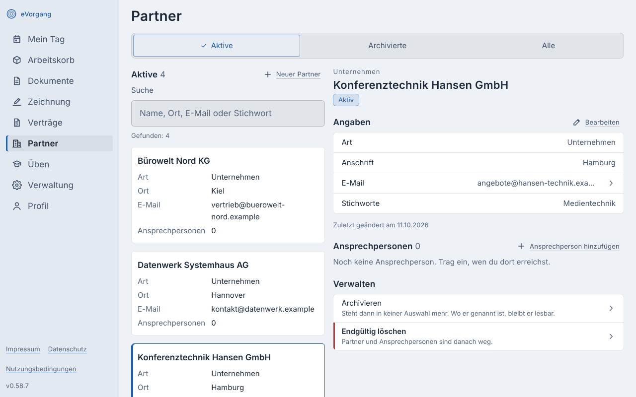 Das Partnerverzeichnis in der Ansicht Aktive mit vier Partnern. Rechts der gewählte Partner Konferenztechnik Hansen GmbH, ein Unternehmen aus Hamburg, mit Angaben, Ansprechpersonen und den Wegen Archivieren und Endgültig löschen.